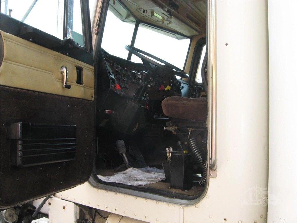 1987 Peterbilt truck