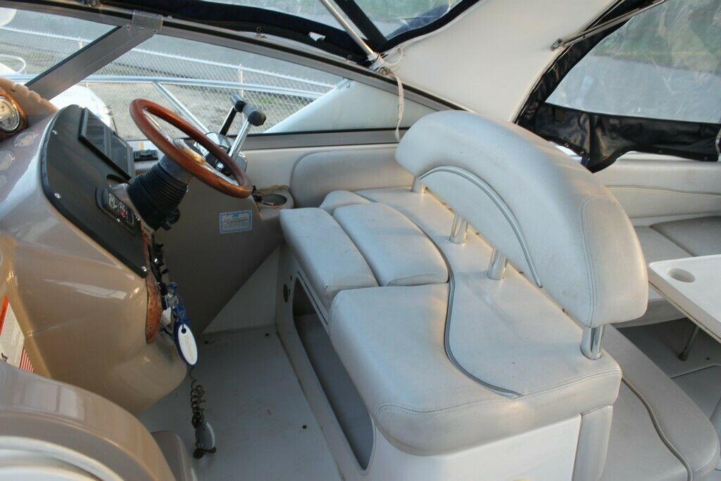 2006 Larson Cabrio 33 boat