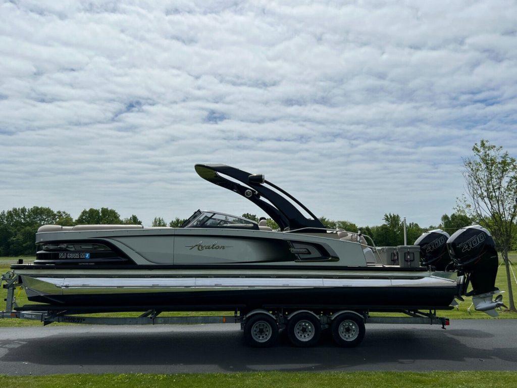 2019 Avalon Excalibur 27′ Elite Windshield TWIN Mercury 400R ONLY 182 HRS WOW!