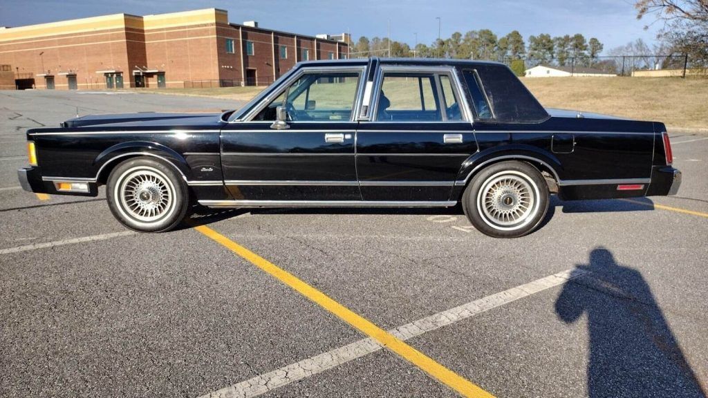 1989 Lincoln Town Car –