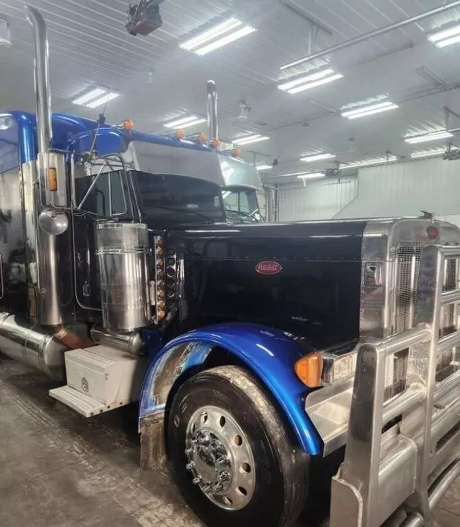 2004 Peterbilt 379 Conventional Sleeper Semi