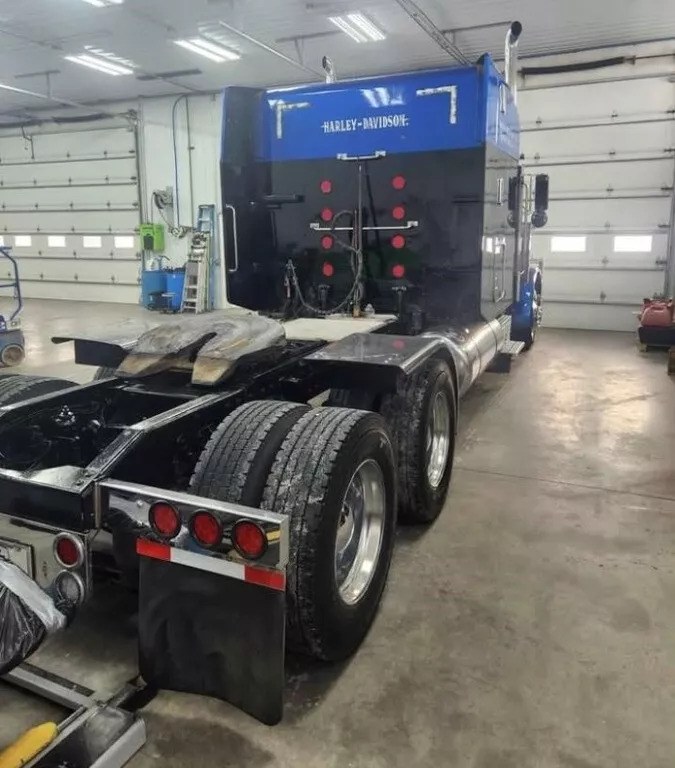 2004 Peterbilt 379 Conventional Sleeper Semi