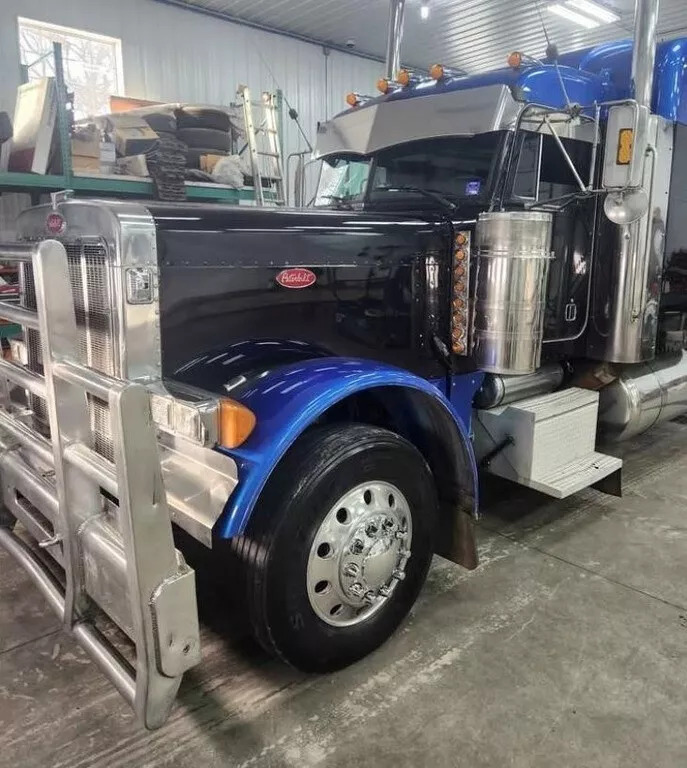 2004 Peterbilt 379 Conventional Sleeper Semi