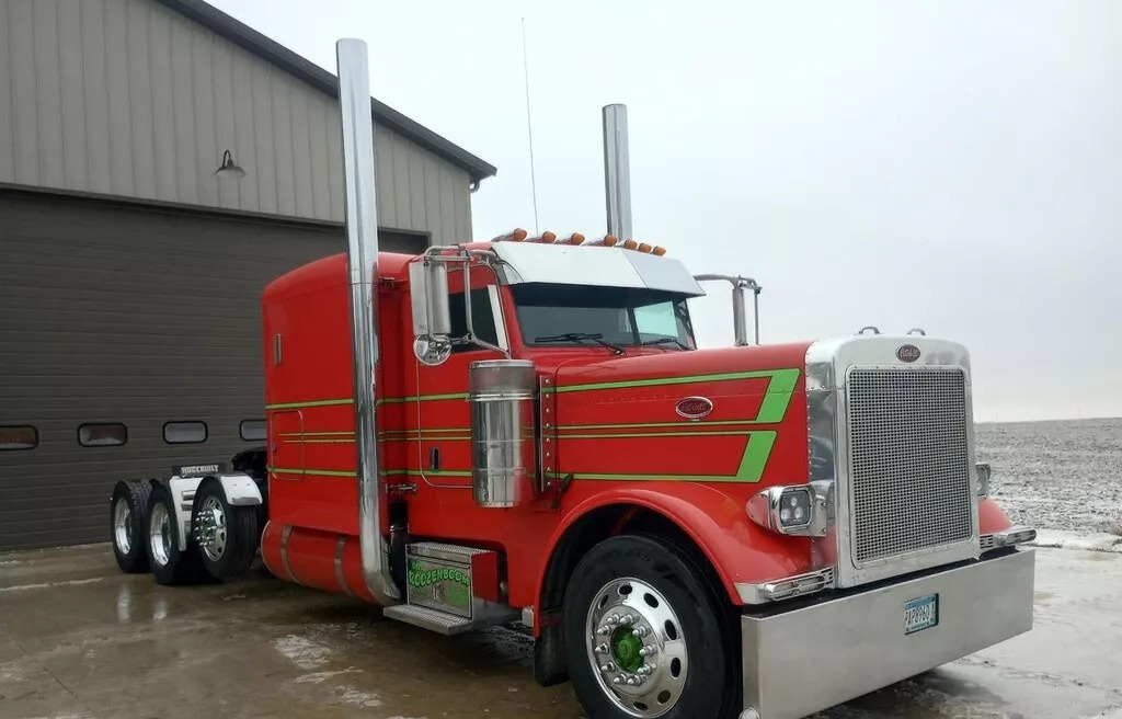 2005 Peterbilt 379 EXHD Conventional Sleeper Semi