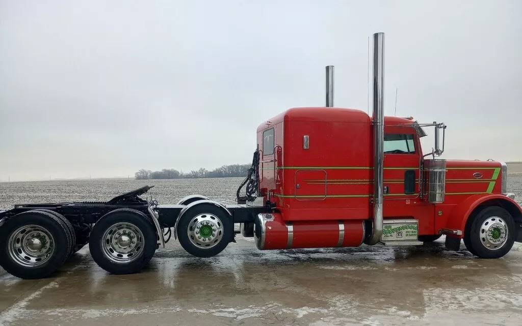 2005 Peterbilt 379 EXHD Conventional Sleeper Semi