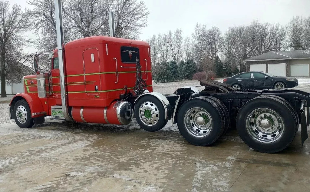 2005 Peterbilt 379 EXHD Conventional Sleeper Semi