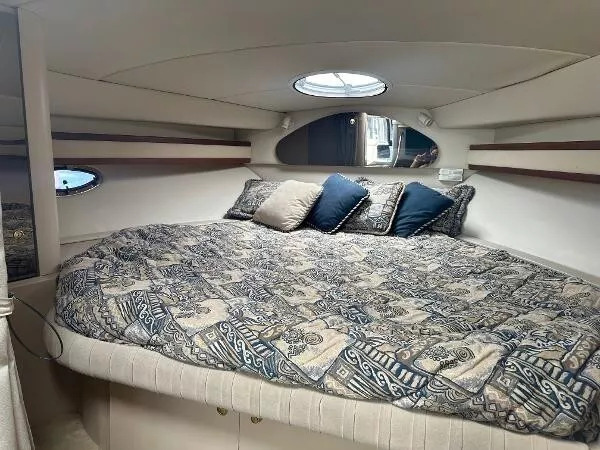 HOT Sale! 1999 Cruiser Yachts 3375 Esprit Fresh Water Kept-33.5′ Length-Sleeps 6