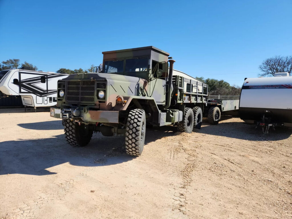 M923a2 Military 5-Ton Cargo Truck and M989a1 Heavy Expanded Mobility Ammunition