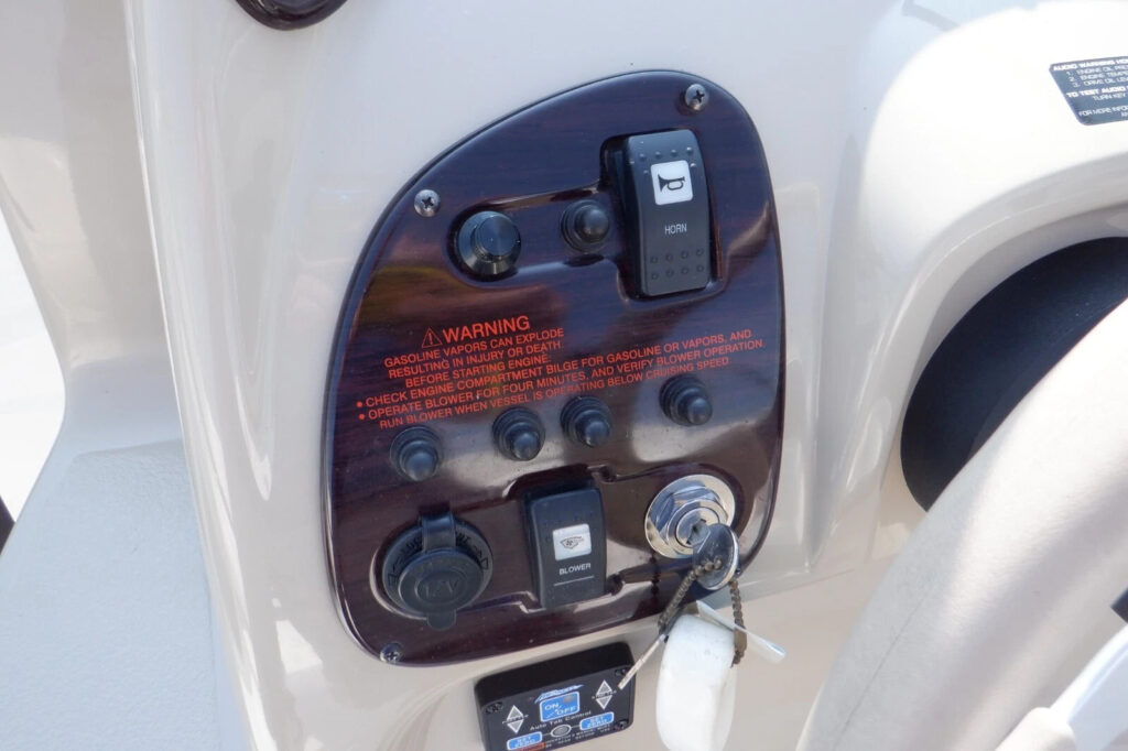 2001 Chaparral 260 Cuddie River Lake Freshwater Family Boat Sea Overnighter
