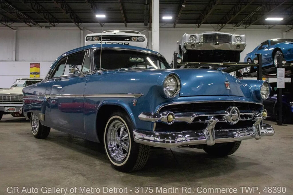 1954 Ford Crestline