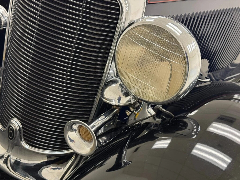 1932 Desoto 6 SA Series Deluxe Sedan