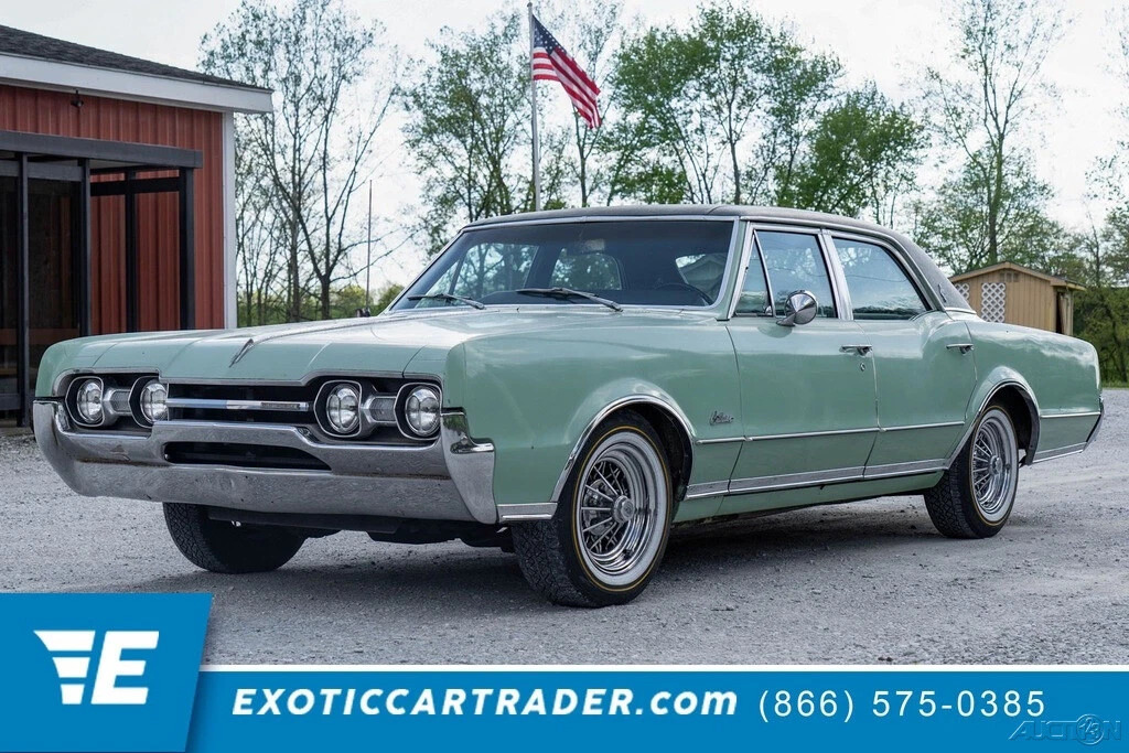 1967 Oldsmobile Cutlass Supreme Town Sedan
