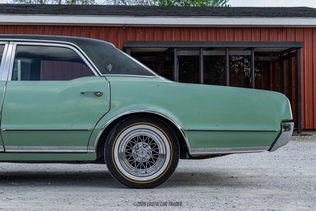1967 Oldsmobile Cutlass Supreme Town Sedan