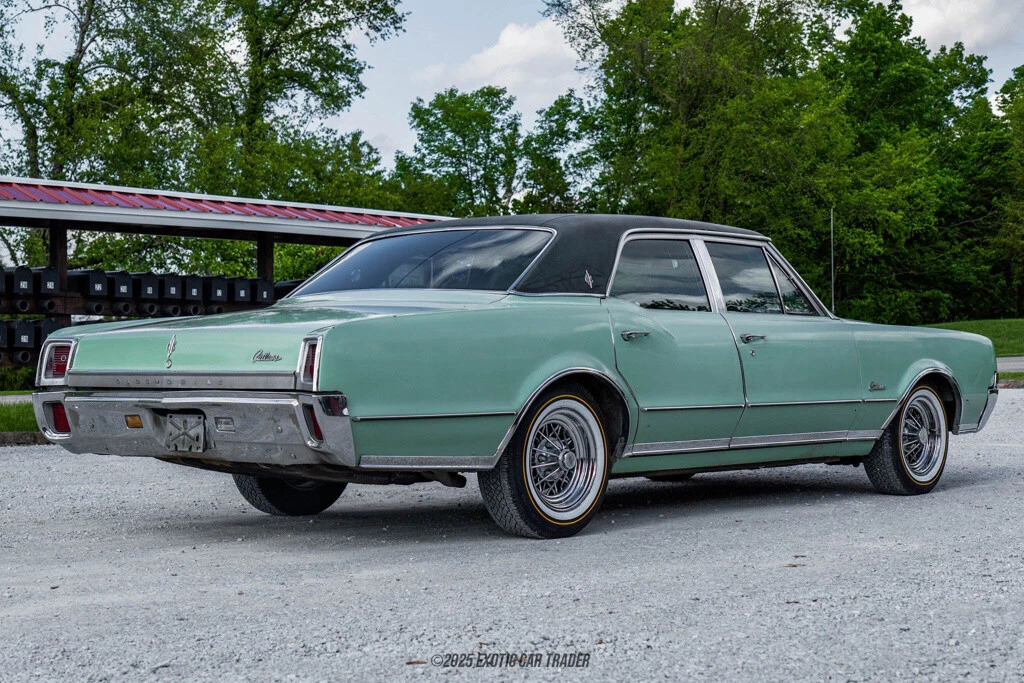 1967 Oldsmobile Cutlass Supreme Town Sedan