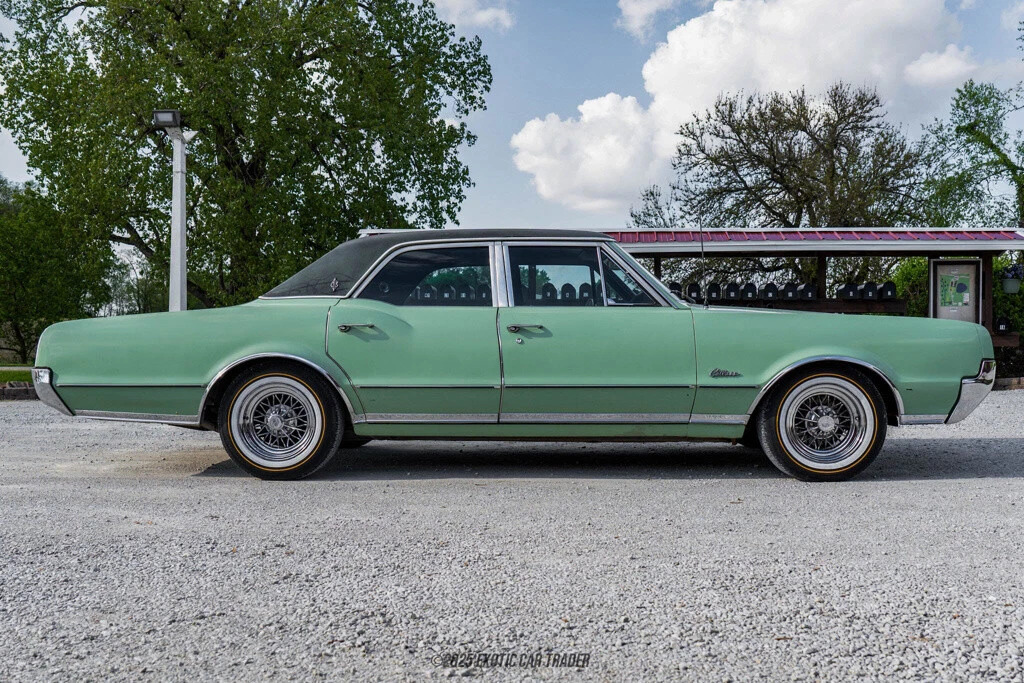 1967 Oldsmobile Cutlass Supreme Town Sedan