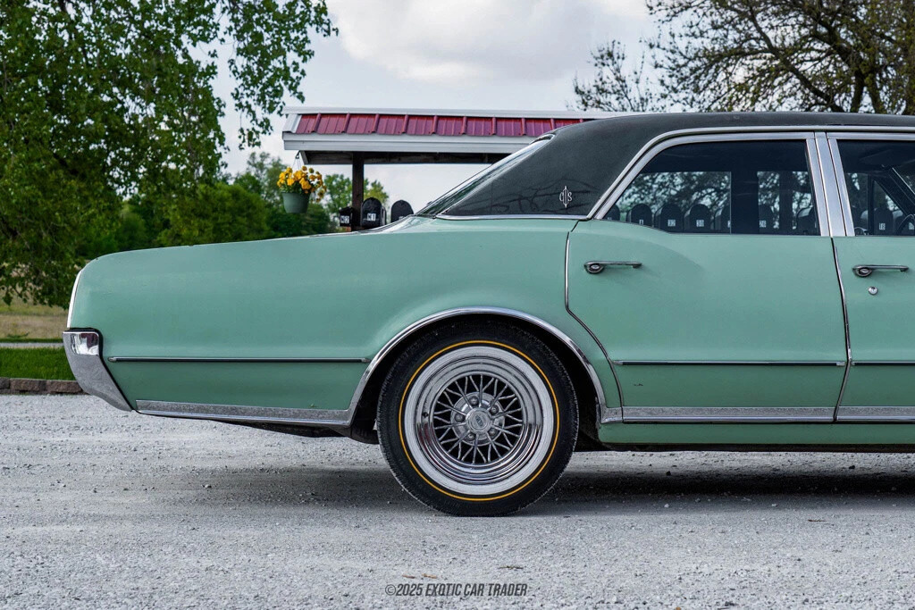1967 Oldsmobile Cutlass Supreme Town Sedan