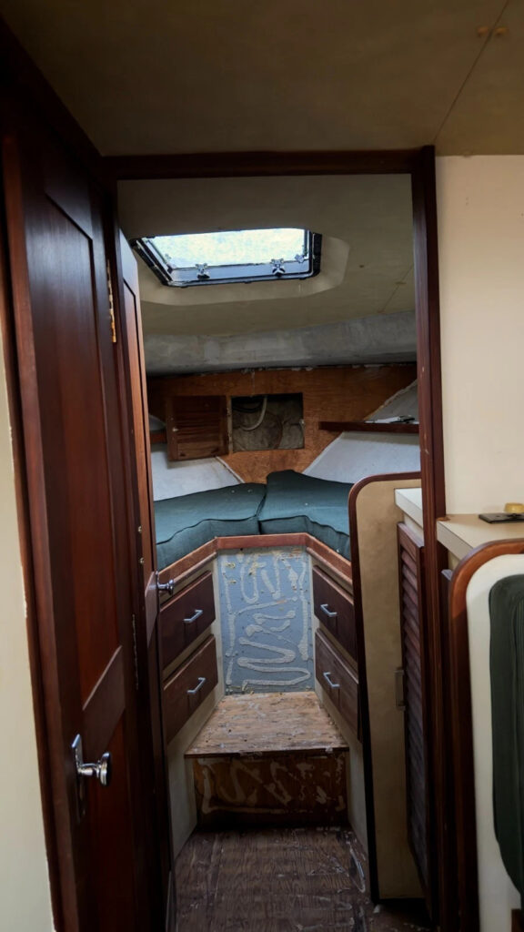 Liveaboard 1983 Silverton 40 ft aft Cabin