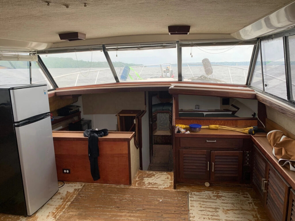 Liveaboard 1983 Silverton 40 ft aft Cabin