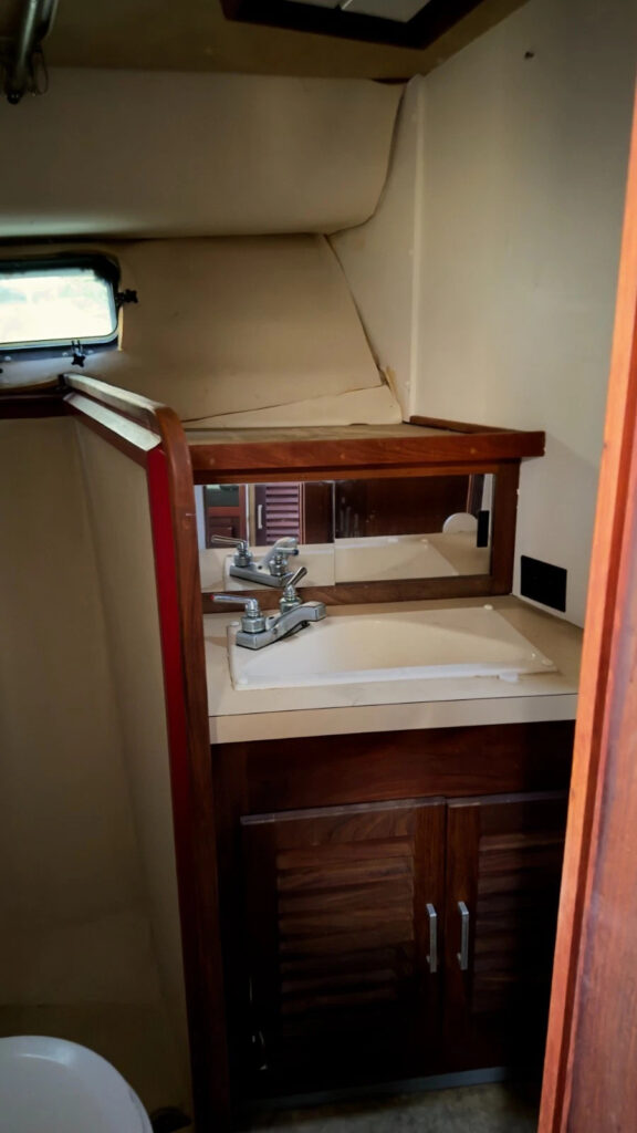 Liveaboard 1983 Silverton 40 ft aft Cabin
