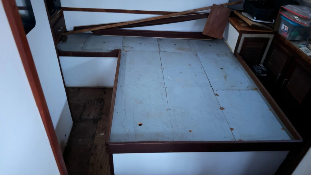 Liveaboard 1983 Silverton 40 ft aft Cabin