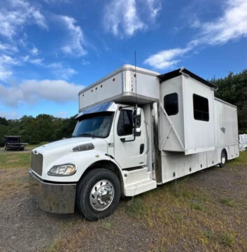 2003 Freightliner Toterhome with Garage for sale