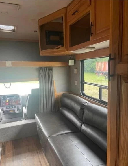 2003 Freightliner Toterhome with Garage