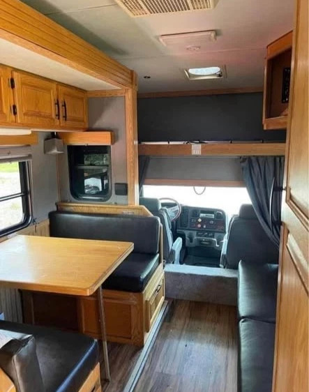 2003 Freightliner Toterhome with Garage