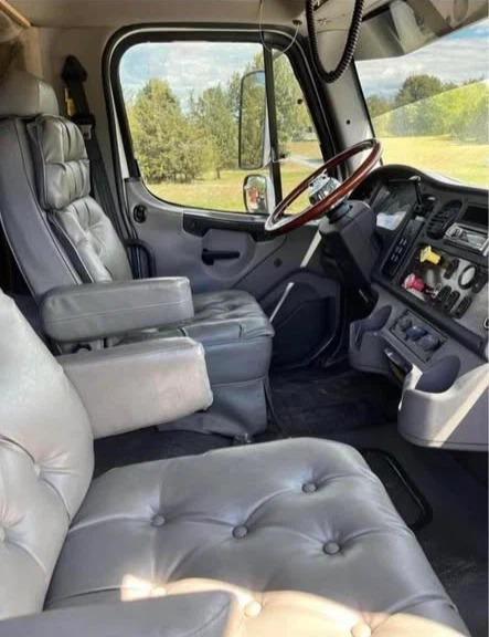 2003 Freightliner Toterhome with Garage