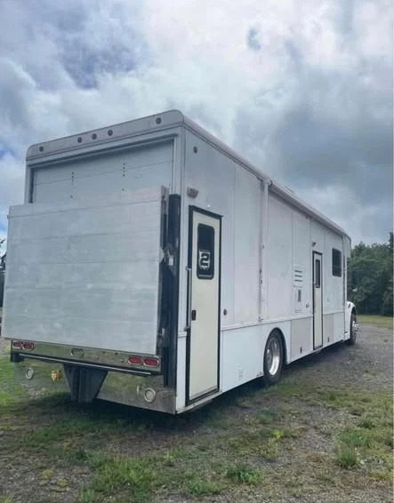 2003 Freightliner Toterhome with Garage
