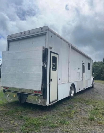 2003 Freightliner Toterhome with Garage