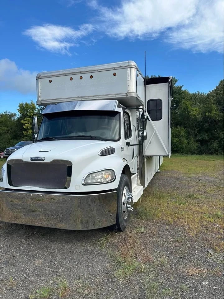 2003 Freightliner Toterhome with Garage