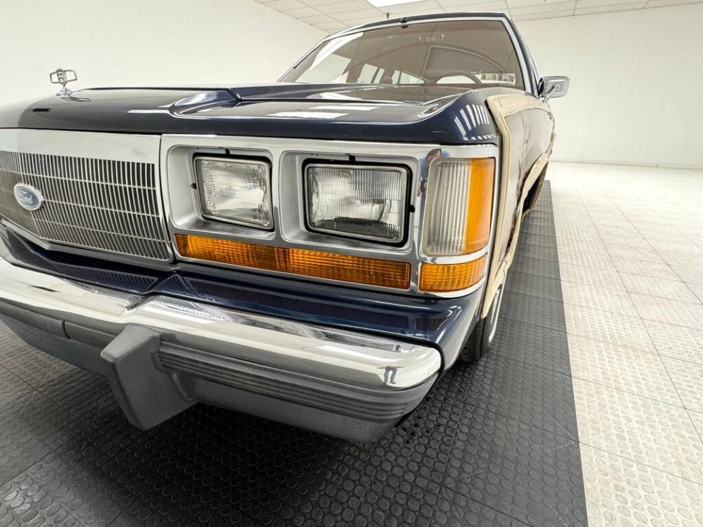 1990 Ford Country Squire LX Station Wagon