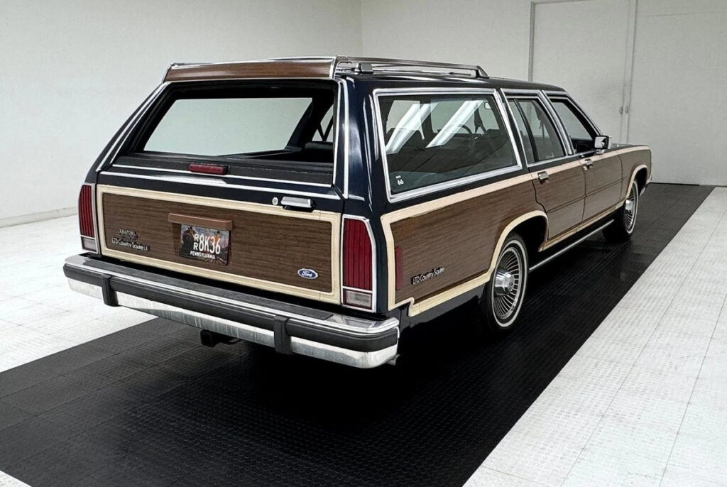 1990 Ford Country Squire LX Station Wagon