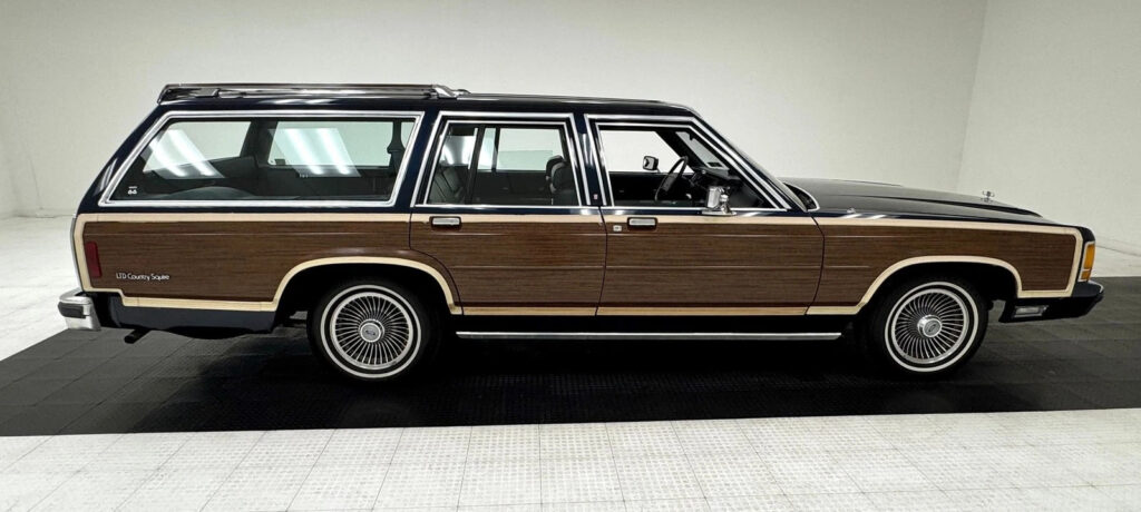 1990 Ford Country Squire LX Station Wagon