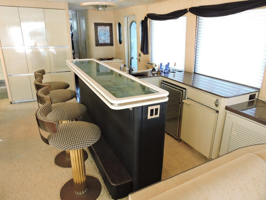 1992 Christensen 110′ Yacht * USA Built Fiberglass Detroit 16v92 DDEC Low HOUR