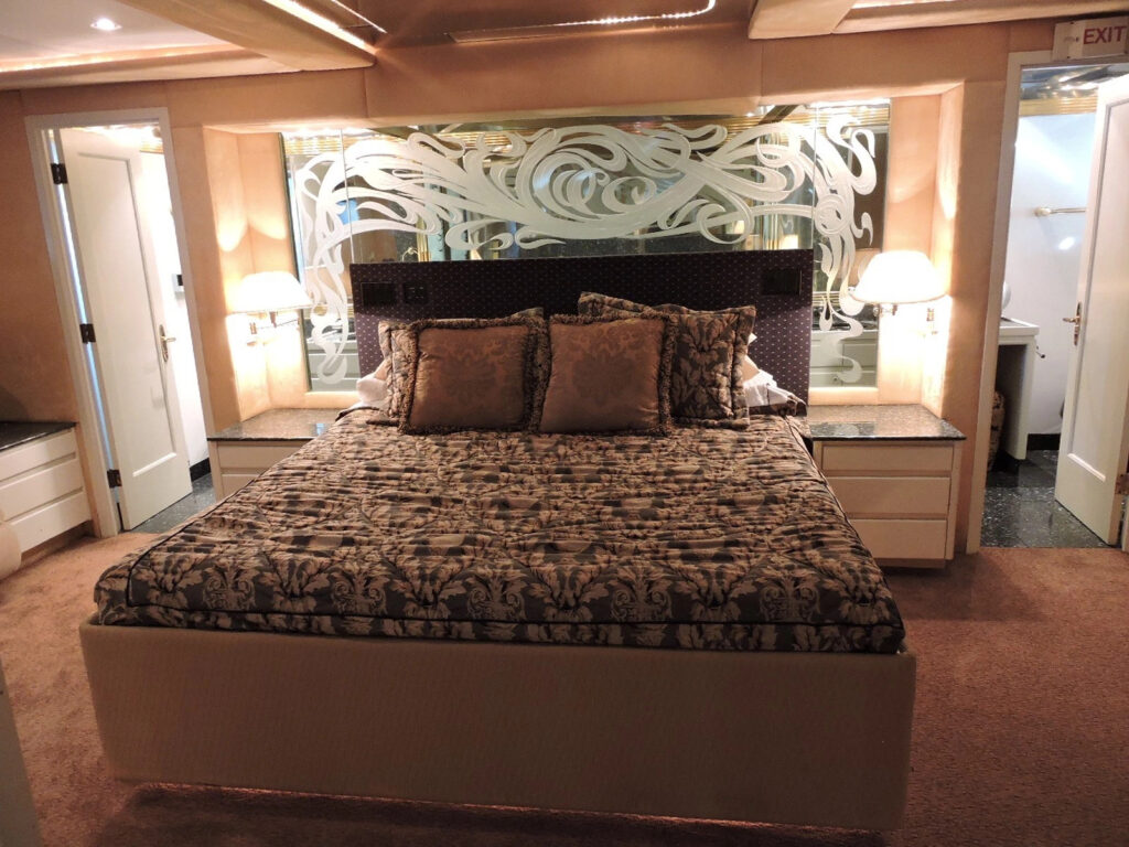 1992 Christensen 110′ Yacht * USA Built Fiberglass Detroit 16v92 DDEC Low HOUR