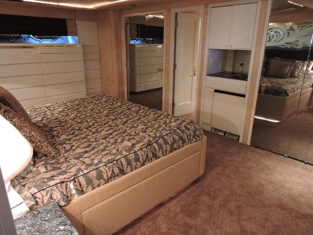 1992 Christensen 110′ Yacht * USA Built Fiberglass Detroit 16v92 DDEC Low HOUR