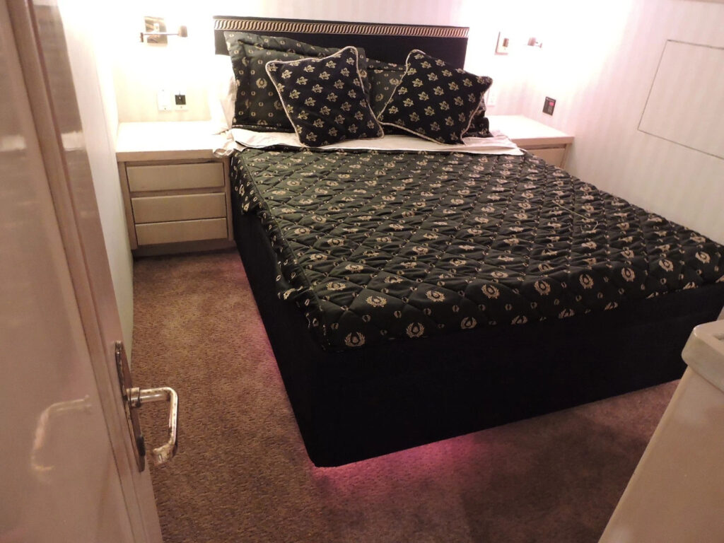 1992 Christensen 110′ Yacht * USA Built Fiberglass Detroit 16v92 DDEC Low HOUR