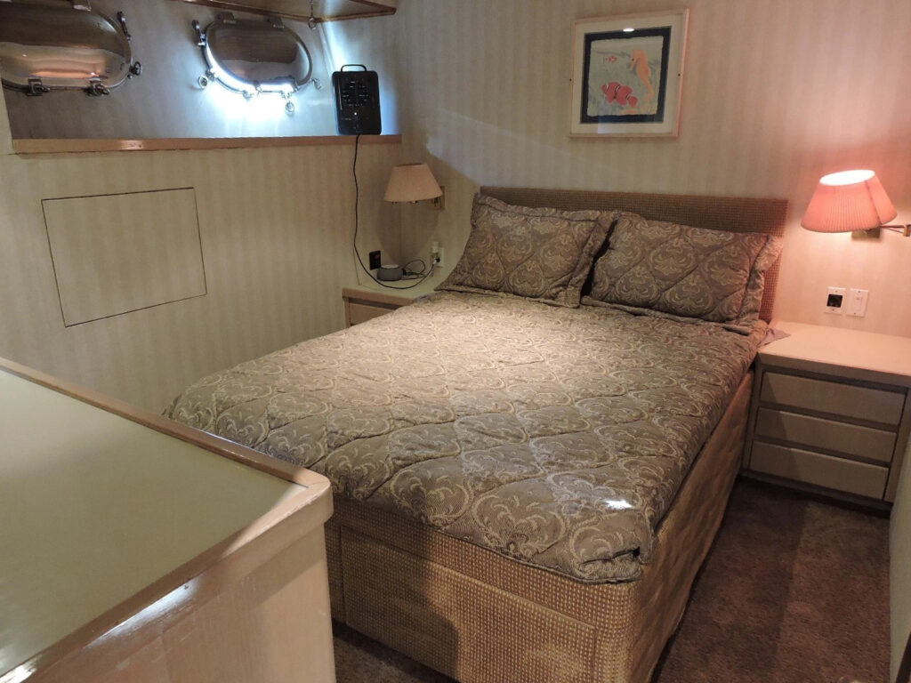 1992 Christensen 110′ Yacht * USA Built Fiberglass Detroit 16v92 DDEC Low HOUR