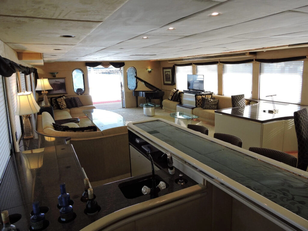 1992 Christensen 110′ Yacht * USA Built Fiberglass Detroit 16v92 DDEC Low HOUR