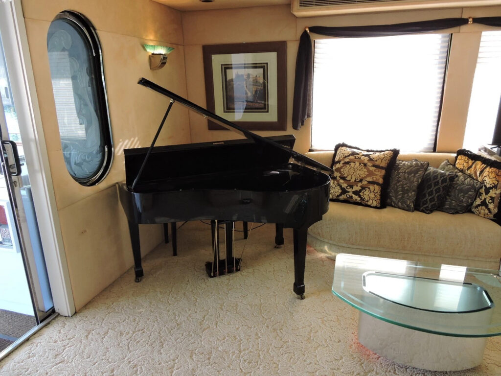 1992 Christensen 110′ Yacht * USA Built Fiberglass Detroit 16v92 DDEC Low HOUR