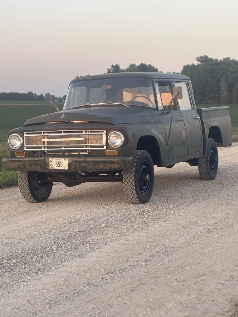 1967 International Harvester Travelette 4×4 B1200 Short Bed, Low Miles